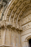 <center>Portail de la Vierge </center> Voussures à 4 cordons. Les deux premiers sont occupés par des anges agenouillés, les suivants par des évêques assis, ainsi que par des diacres, en martyrs ou en confesseurs.