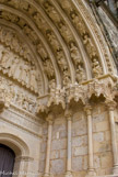 <center>Portail de la Vierge </center> Voussures à 4 cordons. Les deux premiers sont occupés par des anges agenouillés, les suivants par des évêques assis, ainsi que par des diacres, en martyrs ou en confesseurs.