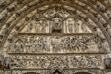 <center>Portail du jugement dernier. </center> En bas, la résurrection : hommes et femmes soulèvent la pierre de leur caveau, tous sont nus, sauf un évêque. Tous ont le même âge, l'âge du Christ, selon la tradition du Moyen Age.