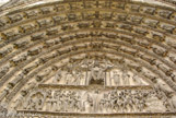 <center>Portail du jugement dernier. </center> En bas, séparation entre les élus et les damnés : au centre, l'Archange st Michel, souriant. A sa droite les élus avec à leur tête st Pierre suivi d'un moine cordelier (st François) et d'un roi. A l'extrême gauche, Abraham et dans son sein, les âmes. A droite, les damnés précipités dans une grande marmite. Un crapaud mord la langue d'une femme.