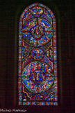 <center>La nouvelle Alliance. </center> Donateurs : les bouchers.

Le thème évoqué dans le vitrail du Bon Samaritain est repris et développé ici : Trois médaillons circulaires évoquent la passion, la mort et la résurrection du Christ. Autour de ces médaillons, des scènes de l'Ancien Testament en sont les commentaires.

1. Autour du portement de croix : Abraham et Isaac, sacrifice de l'agneau pendant la nuit de Pâque, Élie et la veuve de Sarepta.

2. Au centre : le Christ en croix entouré de deux femmes. La Synagogue, tête baissée, yeux bandés, perd sa couronne. A la droite du Christ, l'Église couronnée recueille le sang du Christ. De part et d'autre : Moïse fait jaillir une source (Exode, 17), il désigne le serpent de bronze (Nombres, 21).

3. Autour du médaillon de la résurrection : David et le pélican, le lion et ses petits, Jonas sortant de la baleine, Élie (ou Élisée) ressuscitant un jeune homme.

Tout en haut, rappel de la bénédiction de Jacob qui croise les bras pour bénir de la main droite Éphraïm et non Manassé, l'aîné. L'inscription : 