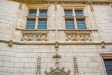 <center>Palais Jacques Coeur. </center> Façade avec les coquilles de st Jacques et les coeurs, ainsi que des masques.