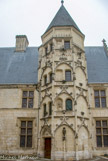 <center>Hôtel des échevins (Musée Estève) </center> Une tour d'escalier  en vis hors d'oeuvre dessert les étages. Son décor abondant s'inspire de celui du Palais Jacques Cœur : arcs en accolade qui rassemblent fenetres et baies aveugles, pinacles, choux frisés, personnages armés,  montant la garde, sculptés dans des fausses fenêtres.