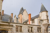 <center>Hôtel Cujas (Musée du Berry) </center> Cet immeuble se caractérise par un bâtiment principal autour de la cour. L'ensemble est caractéristique de la première Renaissance. Le linteau de la porte d'entrée possède un décor délicat d'enfants, de feuillages et d'animaux fantastiques.