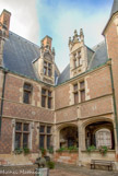<center>Hôtel Cujas (Musée du Berry) </center> La porte d'entrée donne accès à la cour, bordée par une aile (à gauche), le corps de logis (au fond) et une galerie (à droite). Deux langagess décoratifs se juxtaposent. Les moulures anguleuses et les pinacles de la galerie et des lucarnes sont un héritage de l'art gothique. La Renaissance se manifeste par la présence de sept médaillons de marbre blanc, incrustés au-dessus des fenêtres du rez-de-chaussée (deux d'entre eux seulement ont conservé leurs personnages) et par le linteau de la porte d'entrée