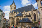 <center>Eglise Notre-Dame. </center> L'Eglise Notre Dame est construite une première fois en 1157, par des chanoines réguliers de St Augustin, elle s'appelle alors St Pierre et St Paul le Marché. Ce fut l'Eglise de Jacques Cœur et de sa famille, ils habitaient à 50 mètres de celle-ci, rue de Parerie. C'est au 16°, vers 1520 qu'elle est reconstruite, la nef ayant été allongée d'une cinquième travée et ce serait l'architecte local Guillaume Pelvoysin qui construisit la tour nord. Au 17°, l'entrée latérale située au sud est restaurée dans le style du moment, c'est à dire avec des colonnes corinthiennes qui donnent une petite note classique.