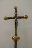 <center>Paray le Monial </center>Croix de procession 16e siècle.<br> Sur la face, le Christ a ses pieds maintenus par un clou et porte un périzonium court noué sur la hanche droite. Au revers, une Vierge à l'enfant couronnée est entourée de quatre médaillons circulaires émaillés eprésentant le Tétramorphe.