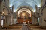 <center>Paray le Monial </center>Au cœur du sanctuaire, la chapelle des Apparitions (XVIIe-XIXe siècles) <br> La vie et les écrits de Marguerite-Marie Alacoque ont marqué la spiritualité parodienne. Le culte du Sacré-Cœur se répand en France et à l’étranger à partir du récit et des représentations du Christ à la visitandine entre 1673 et 1675. Aujourd'hui la ville compte une douzaine de communautés religieuses, dont trois monastères de contemplatives, c'est-à-dire de religieuses respectant la clôture: les clarisses, les dominicaines et les visitandines.