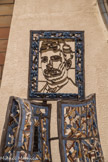 <center>Paray le Monial </center>Le réseau en laiton du visage de Paul Cliamoz (réalisé par André Dessertine) a été imprimé dans une plaque d’argile par l’artiste Gérard Brand, avant la fixation définitive du réseau du visage dans la sculpture mosaïque ci-dessus.
Après cuisson, la galette d’argile imprimée s’est transformée en grès d’Alsace.