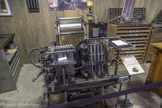 <center>Louhans </center>ORIGINAL HEIDELBERG
Cette presse à platine est arrivée dans l’atelier de l’indépendant en I960.
Le réservoir d’encre se situe à l’arrière de la presse. Les deux rouleaux supérieurs amènent l’encre sur le gros cylindre et l’étalent.
La forme s’insère verticalement.
Les rouleaux encreurs (rouleaux inférieurs) se chargent alors d’encre sur le gros cylindre et la déposent sur les caractères en passant sur la forme.
Le stock de papier est disposé sur la tablette à l’avant de la machine.
Une pince vient saisir la feuille vierge pour la positionner devant la forme. La presse se ferme, imprimant ainsi le papier. Quand la presse s’ouvre, la pince vient déposer la feuille imprimée sur une autre tablette, laissant immédiatement sa place à une nouvelle feuille vierge.