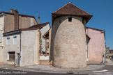 <center>Louhans </center>La tour Saint-Paul. Vestige de l'ancienne ville fortifiée, c'est un bastion militaire défendant le rempart  de la ville, construit en 1570. Une inscription donne l'année de sa construction : « Faicte en l'an 1668 ».