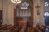 <center>Louhans </center>Depuis 1890, l'église Saint-Pierre possède un orgue, de 13 jeux, construit par les établissements Guetton et Dangon, à l'époque à l'entrée du chœur1. 
En 1958, il est déplacé vers le transept sud (sa position actuelle) et subit quelques travaux. Enfin, entre 1990 et 2001 puis en 2004, Jean Deloye remet en place des tuyaux volés. 
L'instrument se compose, en traction mécanique, de deux claviers manuels de 56 notes chacun (Grand-Orgue et Récit Expressif) ainsi que d'une Pédale de 27 notes.