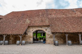 <center>Le Clos Vougeot</center>Entrée de la cuverie. Édifiée entre 1475 et 1478, elle permet de comprendre la vinification à la fin du Moyen-Âge. Les raisins étaient égrappés puis écrasés, le jus obtenu fermentait en cuve pendant une quinzaine de jours. La cour, évoquant un cloître, assurait une bonne ventilation et permettait l'évacuation des gaz nocifs.