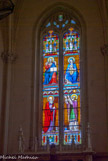 <center>Abbaye de Saint-Martin de Ligugé.</center> Vitraux du choeur. Le Christ  en majesté  bénit  et  tient  un  livre  sur  lequel  est  écrit Ego  sum  lux  mundi,  je  suis  la  lumière  du  monde. À  sa  gauche, Marie  trône,  elle  aussi, en tenant l'Enfant devant elle sur ses genoux. Dans  la  partie  basse  de  la  verrière  centrale,  saint Paul  est  un  rappel  du  patron  de  l'église  paroissiale disparue. Martin est représenté en évêque, un globe de  feu  jaillissant  de  sa  tête  alors  qu'il  bénissait  l'autel