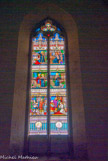 <center>Abbaye de Saint-Martin de Ligugé.</center> Les vitraux historiés, contemporains de l'abside, répondent à un programme iconographique élaboré par Mgr Pie et Dom Guéranger. Les six   médaillons retraçant la vie de  Martin avant son ordination épiscopale sont    dus aux ateliers desCarmélites du Mans.  De bas en haut : baptême, o r d i n a t i o n comme  exorciste par   Hilaire,  Hilaire conduit Martin  à  Ligugé, Martin chasse les serpents, il   prêche la foi aux païens des campagnes, il copie des manuscrits,.