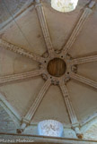 <center>Abbaye de Nouaillé-Maupertuis. </center> Une nervure, à gauche, est ornée des 24 vieillards de l'Apocalypse.