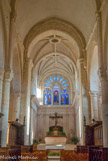 <center>Abbaye de Nouaillé-Maupertuis. </center> La nef primitive étant trop large pour une seule voûtée, elle est divisée en trois. Le vaisseau central reçoit un berceau brisé, les collatéraux, un berceau plein cintre : on utilise le doubleau simple et le pilier quadrifolié. Ce nouvel aspect de l'édifice entraîne obligatoirement une modification de la structure des murs, ces derniers étant trop faibles pour supporter le poids des voûtes. L'ensemble est renforcé, extérieurement et intérieurement, par des contreforts et par des grandes arcatures brisées reposant sur des pilastres.
