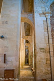 <center>Abbaye de Nouaillé-Maupertuis. </center> Les bas-côtés sont voûtés en berce au plein cintre.
Un arc étrésillon en quart de cercle prenant appui sur le mur goutterot contribue à raidir les piliers de la nef.