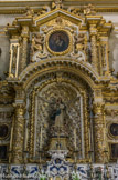 <center>Duomo</center>En 1757, la toile de l'Immaculée fut retirée, et la niche, pour recevoir la statue de l'Assomption, fut créée par Nicola Fumo, sustituée en 1654 par la statue de l'Immaculée en bois d'Ortisei.