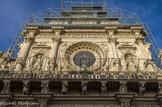 <center>Lecce.</center>L'intérieur conserve des éléments de la Renaissance mais se distingue par son plafond à caissons et par la profusion et la finesse de ses autels baroques, parmi les plus beaux de Lecce, dont un, celui de Saint François, réalisée par Zimbalo lui-même et illustrant la vie du saint.