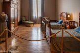 <center>Le château Laurens</center>La chambre de sa soeur, Marguerite Laurens. L'ensemble de meubles est composé d'une paire de lits simples en pendant, un chevet, une grande armoire avec miroir, un miroir indépendant, une banquette et deux chaises (recouvertes d'un velours vert), datés de 1898 et signés des deux noms de Léon Cauvy (1874-1933), artiste peintre, et de Paul Arnavielhe (1865-1931), menuisier-ensemblier montpelliérain. La commune d'Agde a acquis cet ensemble lors d'une vente publique auprès de la maison Ader le 03/12/2012 (Drouot, Paris vendeur anonyme), suite à préemption de l'Etat et avec l'aide de la DRAC Languedoc-Roussillon. Bien qu'il ne soit pas documenté, ni par des archives, ni par des photographies anciennes, une provenance d'Agde est certaine et induit probablement une appartenance à la villa Laurens. Après son acquisition par la commune, l'ensemble a été présenté au Musée Agathois puis installé en décembre 2022 dans la chambre anciennement occupée par Marguerite Laurens, en adéquation avec les motifs féminins.