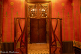 <center>Le château Laurens</center>La porte entre le petit et le grand vestibules. En ce qui concerne les matériaux utilisés, là aussi Emmanuel Laurens a su faire preuve de modernité en utilisant du béton armé, un matériau très peu connu à cette époque-là. Le château fut également, une des premières demeures à être équipée du chauffage central et de l’électricité. Cette porte, influencée par celle de la chemiserie Niguet de Paul Hankar, révèle de manière inédite d’une part, l’importance du rôle des revues parisiennes dans la diffusion en province de nouvelles formes décoratives et d’autre part l’engagement des territoires dans ce renouveau des arts décoratifs sur l’exemple accompli de l’École de Nancy. Dans le Midi de la France, il s’exprime par l’ouverture de départements de décoration moderne (mobilier, tissu, objet d’art) au sein des magasins d’ameublement traditionnel comme Paul Arnavielhe, futur Président de la chambre de commerce de l’Hérault, le fit à Montpellier en s’entourant de « collaborateurs artistes ».