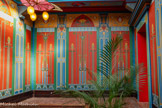 <center>Le château Laurens</center>Le décor mural du premier étage est constitué de panneaux décoratifs floraux, à la manière
d’un bouquet monté égyptien, vu précédemment, délimités par des piliers hathoriques de style égyptisant qui s’inspirent des modèles de l’album de Prisse d’Avennes. Ils possèdent un fût massif et un chapiteau
revêtant la forme de la tête de la déesse Hathor. Le fût de la colonne est un jeu graphique au moyen d’éléments végétaux (feuilles de papyrus) remplacé par un grand arum et ses feuilles, typiquement Art nouveau. Une frise de fleurs de lotus, sur fond bleu, court sur la partie basse des murs, se trouve également au rez-de-chaussée, sur fond doré, dans le vestibule et l’atrium.