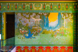 <center>Le château Laurens</center>Une frise d’inspiration égyptienne se déroule jusqu’au plafond du premier étage, au-dessus de la fresque d’inspiration japonisante. En guise de triglyphes, deux colonnes lotiformes se terminant par un chapiteau de fleur de lotus à bouton fermé encadrent un pilier orné de nervures végétales et un signe ânkh. Les « métopes » égyptisantes sont agrémentées d’une suite de compositions florales et surmontées d’une frise d’étoiles, allusion à la voûte céleste. Elles se répètent de part et d’autre d’une figure centrale ressemblant à un masque. En partant de la droite, la
première métope figure un arum encadré d’un cartouche et de deux hippocampes
symétriquement opposés, représentés comme le sont les uræi, dressés lovés sur leur
queue, prêts à attaquer. La deuxième figure est un lis encadré dans un cartouche. La
troisième montre à nouveau les hippocampes et un arum, tandis que la quatrième présente un bouquet d’arums, à l’image du signe hiéroglyphique M 15, le fourré de papyrus. La figure centrale de cette frise évoque la Gorgone, par son masque, le Gorgonéion.