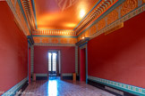 <center>Le château Laurens</center>Au fond du couloir, le boudoir. Les portes des chambres de l’étage conservent la thématique égyptienne de la porte surmontée de la corniche à gorge.