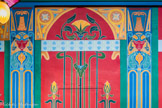 <center>Le château Laurens</center>Le chapiteau revêtant la forme de la tête de la déesse Hathor, sous les traits d’une femme aux oreilles de vache, représentée frontalement, et dont la tête est coiffée d’un sistre. Dans la villa
Laurens, les artistes ont réinterprété le motif, abandonnant les oreilles de vache, et parant
la déesse de boucles d’oreilles en forme d’œil oudjat. Ce détail renvoie à l’intérêt de
Laurens pour la Rose-Croix (Sâr Peladan) et l’occultisme. En haut du panneau décoratif, de part et d’autre de la grande fleur de papyrus, est peint un motif en forme de volute avec une rosette centrale qui joue le rôle d’écoinçon.