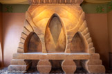 <center>Le château Laurens</center>Le laboratoire d’Emmanuel Laurens, passionné par l’électricité, est aussi très intéressant. Son plan de travail ressemble à une cheminée et évoque l’architecture de Gaudi à Barcelone. Parfois ce goût oriental fusionne avec le modernisme catalan, comme dans deux pièces d’exception, le salon de musique et ici  le laboratoire.