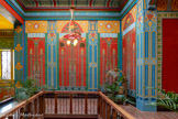<center>Le château Laurens</center>Au premier étage, juste au-dessus de l’atrium, se trouve un hall avec, au centre, une
balustrade permettant d’avoir une vue sur le bassin et l’espace du rez-de-chaussée,
éclairé de manière zénithale par la verrière. Le garde-corps est orné de balustres en forme
de colonnes lotiformes avec chapiteau en forme de boutons de lotus fermés d’inspiration
égyptienne.
