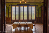 <center>Le château Laurens</center>La salle à manger. Le répertoire ornemental des pièces d’apparat a été mis en place selon des techniques des artistes décorateurs de l’Art nouveau : le poncif ou le pochoir.
Le décor mural, posé en aplat, sans modelé ni perspective, est réalisé en 1901 par le peintre
décorateur marseillais Eugène Dufour, ami d’enfance d’Emmanuel Laurens. Pour mettre en œuvre ces peintures, Dufour s’inspire des
nombreux recueils ornementaux du 19e siècle, ceux d’Owen Jones par exemple, créant un univers floral, à mi-chemin entre l’Art nouveau
et l’Orient antique fantasmé.
