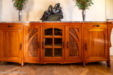 <center>Le château Laurens</center>Les pièces de l’appartement. Buffet en peroba rouge à cinq vantaux : un central, vitré, encadré par deux petits vantaux agrémentés de cuir repoussé, eux-mêmes flanqués chacun d'un vantail en bois. Ces deux portes entièrement en bois sont surmontées d'un tiroir chacune. Le plateau est en marbre, les poignées en bronze.