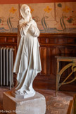 <center>Le château Laurens</center>Non signée, la statue en marbre blanc figure un personnage féminin debout et entièrement voilé, croisant ses mains sur sa poitrine, et s'inspirant fortement de la sculpture médiévale allemande dite 