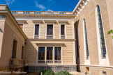 <center>Le château Laurens</center>A l’occasion de l’un de ses voyages, Emmanuel Laurens rencontre la jeune cantatrice Louise Blot qu’il épouse en 1921, l’année où il se décide à passer son doctorat en médecine. Il mène ainsi pendant trois décennies une existence fastueuse, mettant sa fortune au service d’une vie de
dilettante dans un cadre raffiné et théâtral. La villa devient un lieu de rencontres et de fêtes somptueuses au cours desquelles se retrouvent artistes, peintres, écrivains et musiciens. Au fil des années, de nombreuses dépenses engagées dans des projets hasardeux ont fragilisé sa situation financière et la grave crise économique des années 1930 le contraint à vendre son domaine en viager en 1938.