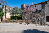 <center>Vias</center>L'enceinte a été reconstruite en basalte en 1397 Elle avait trois portes: la porte de Saint-Thibéry ou de Touroulle, la porte Notre-Dame du côté d'Agde et la porte Saint-Jean près de l'église qui a disparu en grande partie au XIXe siècle.