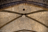 <center>Vias : l'église Saint-Jean-Baptiste </center>Les 2 clés de voûte de la nef représentent, l’une la Vierge et l’enfant