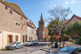 <center>Portiragnes : église Saint-Félix.</center>La première mention de l'église Saint-Félix de Portiragnes remonte à 1305 : elle est mentionnée cette année-là sous le nom d'Ecclesia Sancti Felicis castri de Porcairanicis et était alors un prieuré dépendant du chapitre de la cathédrale Saint-Nazaire de Béziers. Le prieuré est donné en 1305 par l'évêque Bérenger III aux chanoinesses de l'abbaye du Saint-Esprit. Ultérieurement, l'église est mentionnée sous le nom de Rector de Porcayranicis en 1323, de Prior de P. et S. Cypriano en 1323. L'église actuelle semble postérieure à ces mentions et daterait du milieu du XIVe siècle. « Si la date de la construction n'est malheureusement pas connue, l'emploi d'un type de coiffe sur un culot, le capuchon ramené en pointe sur l'avant est l'indicateur d'une date proche de l'intervalle 1330-1340 ». Au XVIIe siècle, des travaux sont réalisés pour réparer le pavé et le portail. 
L'église apparaît encore dans les textes en 1760 sous le nom de Cure de Portiragnes. Placée sous le patronage de saint Félix, elle faisait partie de l'archiprêtré de Cazouls. 
L'église est un édifice de style gothique, édifié en basalte comme l'église de Vias.
