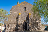 <center>Portiragnes : église Saint-Félix.</center>L'église présente à l'ouest une façade en basalte gris-brun et en pierre calcaire de structure très simple. 
Cette façade est percée en son centre d'un petit portail de style gothique enserré entre deux puissants contreforts et surmonté d'une fenêtre cintrée à simple ébrasement.