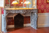 <center>Château-Abbaye de Cassan</center>Le petit salon bibliothèque.
Magnifique cheminée d'origine, de style Louis XVI, donc du XVIIIe siècle, en marbre gris de Faugères à dessus monolithique. Elle fut volée du temps de l’école du cirque, retrouvée et réinstallée…