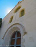 <center>Église Santa Maria de Cadaqués. </center>La façade est couronnée par un clocher à base carrée avec un corps supérieur octogonal et badigeonnée comme la plupart des maisons de la ville.