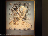 <center>Galatea des sphères</center>C’est une œuvre parmi les plus représentatives de l’époque mystico-nucléaire. Elle est le fruit d’un Dalí passionné par la science et les théories de la désintégration de l’atome. Le visage de Gala est composé par un décor discontinu, fragmenté, densément peuplé de sphères, qui dans l’axe de la toile acquièrent une vision et une perspective tridimensionnelles prodigieuses. Comme l’explique Dalí dans son Anti-Matter Manifesto : « Actuellement, le monde extérieur, — celui de la physique — , a transcendé celui de la psychologie. Mon père, aujourd’hui, c’est le docteur Heisenberg » . C’est l’un des hommages les plus éloquents au visage de Gala réalisé par Dalí et il souhaitait que l’on puisse le voir dans la Salle du Palais du Vent de son Théâtre-Musée, sur un chevalet qui avait appartenu à Meissonier, peintre dont deux œuvres, qui faisaient partie de la collection privée de Dalí, sont exposées au Musée.