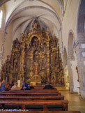 <center>Église Santa Maria de Cadaqués. </center>L'austérité extérieure du bâtiment contraste avec l'intérieur, qui abrite un retable baroque de Pau Cost. L'église, de style gothique tardif, comporte une seule nef avec des chapelles latérales aboutissant à un chevet polygonal, lui-même abritant l'un des plus importants retables baroques de Catalogne réalisé par le sculpteur Pau Costa, achevé par Joan Torras, et dédié à la vierge.