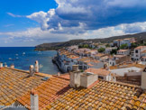 <center>Cadaqués.</center>Du parvis de l’église, on a une vue sublime sur une partie de la baie et du vieux village.