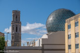 <center>Théâtre-musée Dalí à Figueras. </center>Clocher de l'église et Coupole du musée.