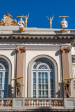 <center>Théâtre-musée Dalí à Figueras. </center>Avec ses œufs perchés sur les toits (motif cher à l’artiste, symbole de renaissance) et ses pains typiquement catalans accrochés en façade (image christique également importante pour Dalí), le « théâtre-musée » a été taillé à sa (dé)mesure.