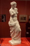 <center>Vénus de Milo aux Tiroirs, 1936 et 1964.</center>En 1936, Dali « invente » sa Vénus de Milo aux tiroirs, une sculpture en plâtre aujourd'hui conservée â l’Art Institute de Chicago. Plus tard, en 1964, il décide de réaliser une édition en bronze à tirage limité, il se réserve un exemplaire qu'il nomme « Exemplaire Gala Dali », destiné à son Théâtre-Musée de Figueres. Cet exemplaire est dépourvu de pompons, toujours visibles sur l'œuvre en plâtre de 1936 comme sur les bronzes de 1964. Par ce geste, Dali entend peut-être distinguer «sa » sculpture des autres Vénus de Milo aux tiroirs conservées ailleurs.