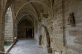 <center>La cathédrale Saint-Fulcran</center> Le cloitre. Seule l'aile ouest a conservé ses voûtes d'origine.