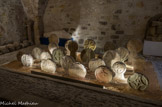 Les stèles discoïdales d'Usclas du Bosc. La datation des stèles discoïdales est particulièrement délicate. Rares sont les stèles qui portent une date ou une inscription, et leur découverte ne permet que ponctuellement de leur associer des éléments archéologiques (objets ou monnaies) pouvant fournir une précision de datation. La stèle discoïdale ne peut être présentée comme le document d'une seule époque. Utilisée dès l'époque romaine, elle est encore sculptée de nos jours. Les critères de datation ne peuvent être déduits que de l'étude stylistique, de l'histoire locale et des coutumes chrétiennes. Un aspect archaïsant n'est pas le garant d'une datation ancienne ni le signe d'un art « primitif » qui aurait précédé des exemplaires plus élaborés. Leur origine a donné lieu à diverses interprétations. Les stèles porteraient les marques distinctives des grands ordres monastiques, témoignages de tombes de pèlerins de Saint-Jacques de Compostelle, et de religieux. Hormis les stèles romaines, dans nos régions, la plupart sont à situer entre les XIe et XVe siècles.
En 1867, en Languedoc, B. Dusan s'intéresse pour la première fois à ces monuments. Entre les deux guerres le Docteur Jean Herber en fait un recensement. Dès 1953, l'Abbé Joseph Giry, découvreur du site d'Usclas du Bosc, commence un inventaire des stèles de l'Hérault poursuivi systématiquement par Robert Aussi bal.
La Municipalité d'Usclas du Bosc, dans un souci de préservation, a accepté le regroupement des stèles au Musée de Lodève. Une vingtaine d'entre elles ont été moulées et placées dans leur lieu d'origine, le cimetière d'Usclas du Bosc.